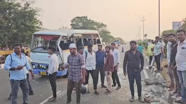 வாணியம்பாடி: வளையாம்பட்டு பகுதியில் காலனி தொழிற்சாலை பணியாளர்களை ஏற்றி சென்ற மினிவேன் பைக் மீது மோதி விபத்து 14 பேர் படுகாயம் மருத்துவமனையில் அனுமதி