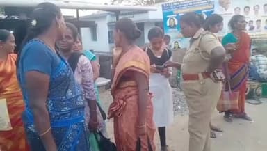 சாத்தூர்: வெம்பக்கோட்டை பள்ளி கல்லூரிக்கு வேலைக்கு செல்லும் பெண்கள் பாதுகாப்புகாவலர் செயலி பெரிதும் உதவி குறித்து பெண் போலீசார் விழிப்புணர் பிரச்சாரம்