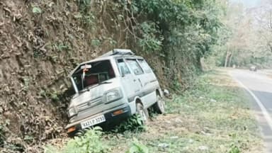 ಕಡಬ: ಬಲ್ಯ ಸಮೀಪದ ದೇರಾಜೆ ಎಂಬಲ್ಲಿ ಕಾರು ಪಲ್ಟಿ