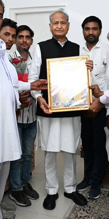 युवा मोर्चा अध्यक्ष तहसील पीपलू जिला टोंक
हनुमानसैनी खुवाडिया नेआज पूर्व मुख्यमंत्री श्री मान अशोक गहलोत जीसे कीमुलाकात