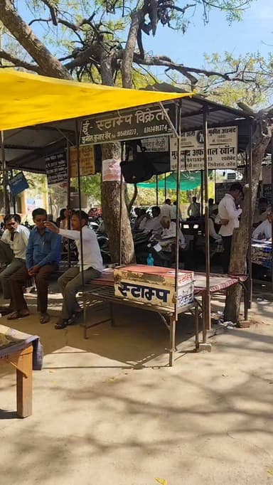 कोंच तहसील परिसर स्तिथ विजय बारहदरी में बार संघ चुनाव को लेकर नामांकन हुआ शुरू, अधिवक्ताओं ने दाखिल किए पत्र