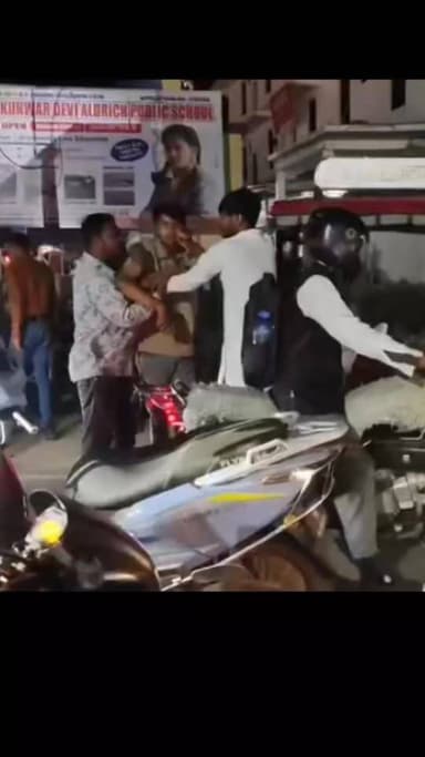 उरई : बस स्टैंड चौकी के मधुवन विला चौराहे पर हल्का धक्का लगने से भड़का विवाद :- युवक संग मारपीट, अफरा-तफरी मच गई, जाम ल...