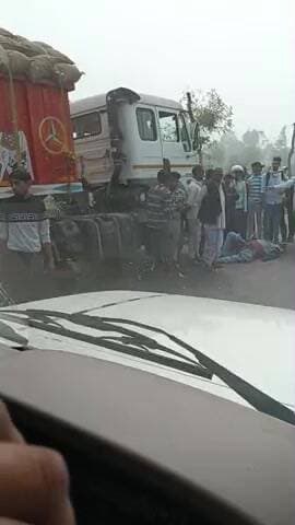 Abhi Abhi jaypalpur ke pass attriya jaypalpur ke pass accident Ho Gaya Hai jismein ek Banda ki maut Ho Gai ek Banda Ghay