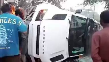 यूपी के #कानपुर में डिफेंडर पलट गई है. ये डिवाइडर से टकराकर पलटी है. गनीमत ये रहा कि कोई बड़ा हादसा नहीं हुआ है. कार सवार सभी लोग सुरक्षित हैं.