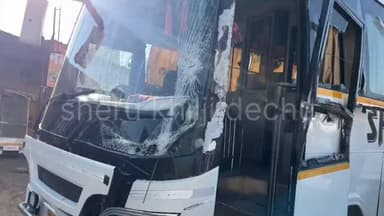 डंपर ने बस को लिया चपेट में, बड़ा हादसा टला।
बस में सवार 30 यात्रियों में मची अफरा तफरी।
हादसे के तुरंत बाद में बस का म...