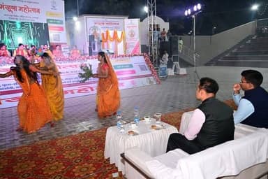 भागलपुर, 09 मार्च 2026 : भागलपुर के सैनडिस् मैदान के ओपन थिएटर में आयोजित तीन दिवसीय मंजूषा महोत्सव का जिलाधिकारी डॉक्टर...