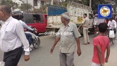 लखीसराय परिवहन विभाग के द्वारा नया बाजार मुख्य मार्ग पर चलाया गया वाहन जांच अभियान।