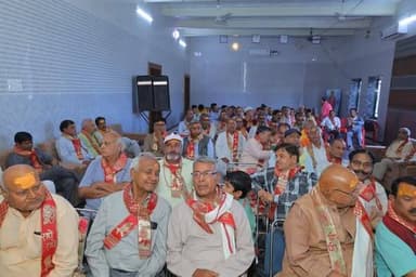 #ब्राह्मण_समाज_ने_उत्साह_से_मनाया_होली_मिलन_समारोह;
फूलों और इत्र की महक के बीच गूंजा भाईचारे का संदेश
ब्राह्मण समाज, ड...