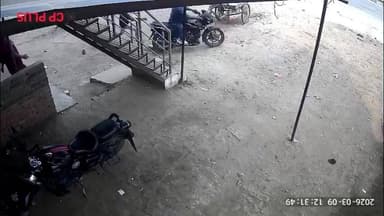 मोहनिया: व्यवसाई की दुकान से ₹1,10,000 कैश चोरी करते हुए बाइक चोरों का सीसीटीवी फुटेज आया सामने, महिला ने पकड़ने का किया प्रयास