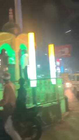 जो पी के खड़ा, वो सबसे बड़ा
यह देखिए #खलीलाबाद के चन्द्रशेखर आजाद चौराहे पर एक युवक मदिरापान के बाद आजाद जी की प्रतिमा के साथ पहले