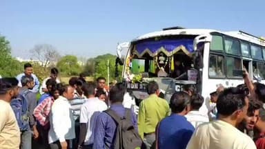 #ललितपुर
⏩ झांसी नेशनल हाईवे-44 पर बस और कंटेनर में भिड़ंत
⏩ तेज रफ्तार कंटेनर से टकराई यात्री बस
⏩ हादसे में बस के श...