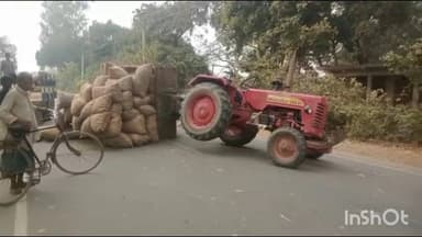 सिरौली गौसपुर: कोटवा धाम चौराहे के पास आलू लदी ट्राली बीच सड़क पर पलटी, ड्राइवर बाल-बाल बचा