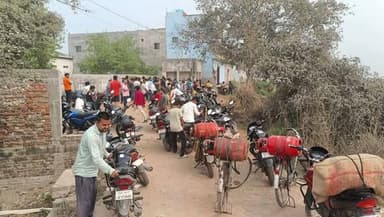 मोहनिया में गैस की भारी किल्लत,शहर में कई जगहों पर कलाबाजी के आरोप,गैस एजेंसी पर जुटी भीड़ तीन दिनों से वापस लौट रहे उपभ...