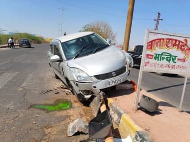 एनएच 125 पर बालेसर के छपरा बिजली घर मोड़ पर अचानक बोलेरो गाड़ी आगे आने से कार का बिगड़ा संतुलन,डिवाईडर के उपर चढी कोई हताहत...