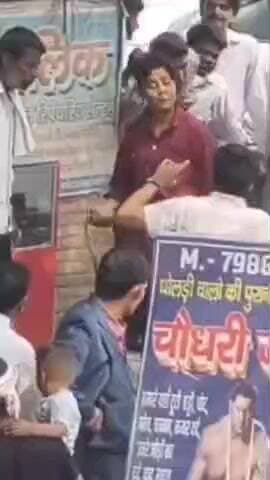 बागपत: बागपत में महिला ने युवक को बेल्ट से पीटा, वीडियो सोशल मीडिया पर हुआ वायरल