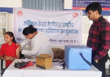 मंगलवार को 575 किशोरियों को लगाये गए एचपीवी के टीके
---
सर्वाइकल कैंसर से बचाव के उद्देश्य से एचपीवी टीकाकरण अभियान के त...