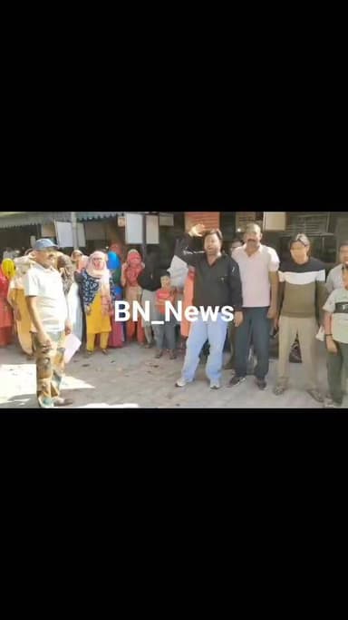 बहरोड़ में अस्थाई सफाई कर्मियों का एसडीएम कार्यालय के बाहर विरोध प्रदर्शन
एसडीएम को सौपा ज्ञापन