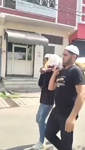 #मेरठ -
अस्सी वर्षीय सूरज प्रकाश का निधन होने के बाद मुस्लिम पड़ोसियों ने इंसानियत की मिसाल पेश की, अविवाहित सूरज प्रकाश मुस्लिम आबादी के बीच रहते थे