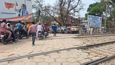 दरभंगा: तेज रफ्तार पिकअप ने 18 नंबर रेलवे गुमटी का फाटक तोड़ा, पुलिस के सामने से हुआ फरार