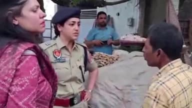 ਫਗਵਾੜਾ: ਸਿਵਿਲ ਤੇ ਪੁਲਿਸ ਪ੍ਰਸ਼ਾਸਨ ਵੱਲੋਂ ਫਗਵਾੜਾ ਸ਼ਹਿਰ ਦੇ ਵੱਖ ਵੱਖ ਬਾਜ਼ਾਰਾਂ ਦਾ ਦੌਰਾ, ਕੁਝ ਦੁਕਾਨਦਾਰਾਂ ਦੇ ਕੱਟੇ ਚਲਾਨ