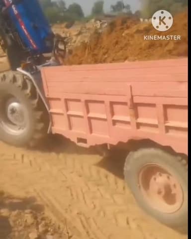 राठ - ओवरलोड मिट्टी से भरे ट्रैक्टर पर चालक का खतरनाक स्टंट,
हवा में उठे ट्रैक्टर के अगले पहिए, हादसे को दिया खुला न्य...