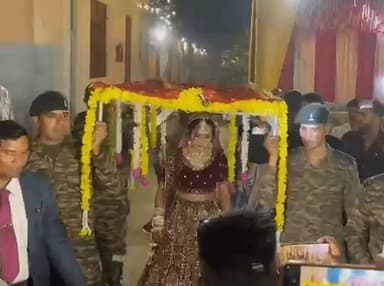 फौजियों ने हथेली पर चलाकर दुल्हन को स्टेज तक पहुंचाया:बागपत में शहीद की बेटी के लिए पिता का फर्ज निभाया, 6.50 लाख रुपए द...