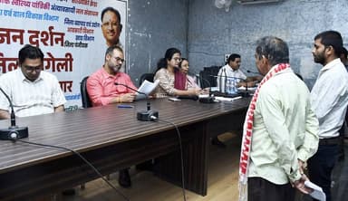 जनदर्शन: कलेक्टर ने सुनी आमजनों की मांगें एवं समस्याएं
धोखाधड़ी की शिकायत पर बोले: संबंधितों पर की जाएगी सख्त कार्रवाई
...