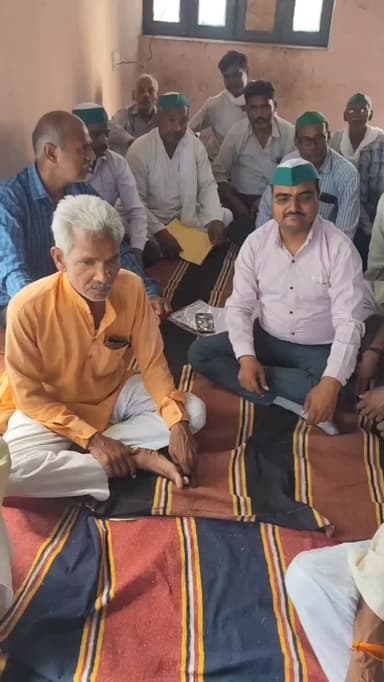 कोंच गल्ला मंडी परिसर में बिजली पानी समेत अन्य समस्याओं को लेकर किसानों की बैठक, भाकियू ने एसडीएम को सौंपा ज्ञापन