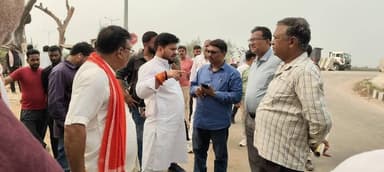 दोघरा-बिहिया चौरस्ता सड़क चौड़ीकरण निर्माण कार्य का शाहपुर विधायक राकेश रंजन ओझा ने जायजा लिया, संबंधित अधिकारियों से जा...