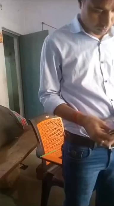 औरंगाबाद में गाड़ी छोड़ने के एवज में दारोगा ने लिये पैसे, वीडियो वायरल, दारोगा निलंबित।
औरंगाबाद जिले के बारुण थाना मे...