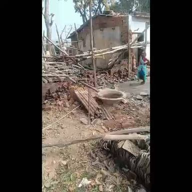 gram semra kala ka hun jo adiwasi ke jamin me jabarn kabja kar ghar nirman kara raha tha jo khasra nu...593 hye semra