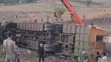 દાહોદ: ખાનગી ટ્રાવેલ્સ નું ટાયર ફાટતા ગાડી પલટી ખાતા અકસ્માત સર્જાયો 29 લોકો ઘાયલ