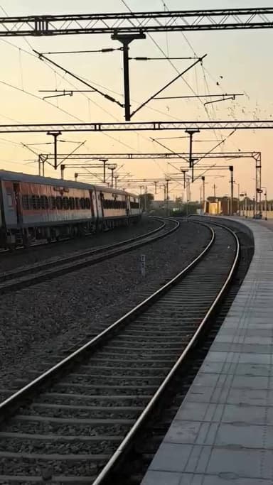 उत्तर पश्चिम रेलवे द्वारा जयपुर-जोधपुर-जयपुर रेलसेवा का अब इलेक्ट्रिक ट्रैक्शन से संचालन शुरू कर दिया गया है। पर्यावरण अनुकूल और तेज़ यात्रा की ओर एक और बड़ा कदम।