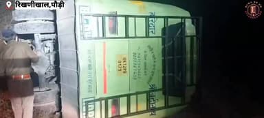 #पौड़ी जिले के #रिखणीखाल क्षेत्र में #तोल्यू_डांडा के समीप #GMOU की #बस सड़क पर पलटने से दुर्घटनागस्त हो गई बस में 15 या...