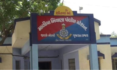 માળીયા: કંડલા હાઇવે પર ડમ્પર ચાલકની બેદરકારી બંધ ડમ્પરને ધક્કો મારતા આધેડ નું બંને વાહનો વચ્ચે કચરાતા મોત