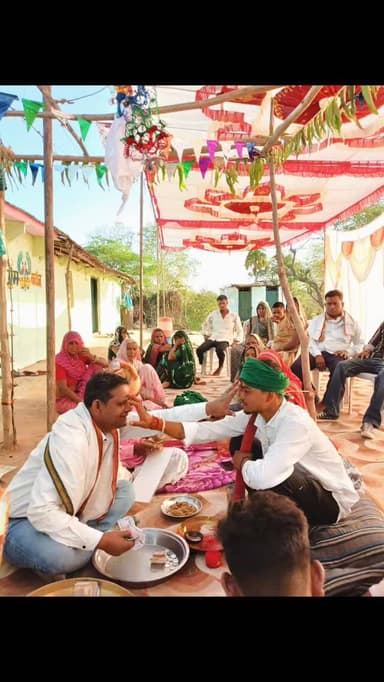 समाज सेवी अहारी आज रहे 84 विधानसभा के विभिन्न क्षेत्रों के दौरे पर उन्होंने कई शादी ब्याह के कार्यक्रमों को अटेंड करते ह...