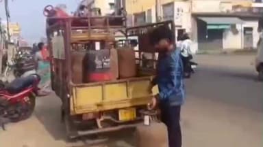 25 రోజులు దాటితేనే సిలిండర్ బుక్ చేయండి,వినియోగదారులకు గ్యాస్ కంపెనీ ప్రతినిధుల విజ్ఞప్తి