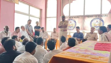 पुलिस आपके द्वार कार्यक्रम के तहत कोतवाली थानाधिकारी अंकित सामरिया ने पंचमुखी हनुमान जी मंदिर पर ली व्यापारियों के साथ ब...