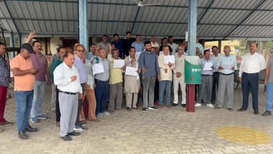 गुलेर ।। News123 ।। गुलेर में रेल गाड़ियां के चलने में देरी से लोगों का भड़क गुस्सा
⭕👉 एक सप्ताह में नहीं चली गाड़ियां तो ...