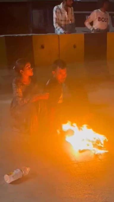 जालौन : कोतवाली के बाहर प्रेमी युगल का हाईवोल्टेज ड्रामा, वीडियो वायरल!!