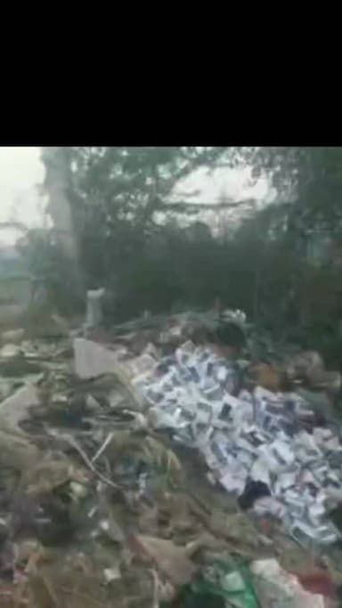 कूडे के ढेर मे पडी एल्वेन्डाजोल दवाई के सैकड़ो सरकारी पैकेट
जालौन कोंच नगर के बाहर नारायणपुरी के मंदिर गैस गोदाम के साम...