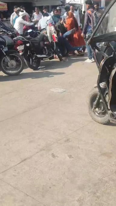 जालौन : कोतवाली के बाहर दो गुटों में हुई झड़प,
दोनों गुटों में जमकर हुई मारपीट, मारपीट में महिला ने भी युवक को जड़े थप्पड़,...