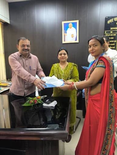 नगर पालिका अध्यक्ष एवं सीएमओ ने यूनिफॉर्म प्रदान कर दी शुभकामनाएं
--
5 अमृत मित्र महिलाएं “अमृत मित्र महोत्सव” में निभाए...