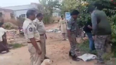 నర్సీపట్నంలోని అయ్యన్న కాలనీ నేల పేటలో కార్డెన్ సెర్చ్ నిర్వహించిన పోలీసులు