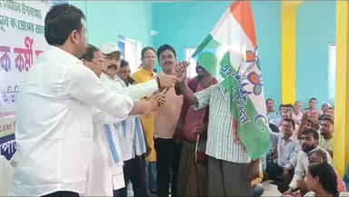 লাভপুর: কাজীপাড়া গ্রামে বুথ ভিত্তিক কর্মী সম্মেলন থেকে BJP-CPIM ছেড়ে ৫০টি পরিবার বিধায়কের হাত ধরে তৃণমূলে যোগদান করলেন