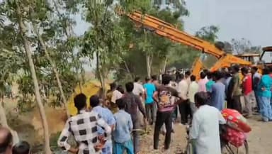 নানুর: নানুরে সিরাজাপুরে নিয়ন্ত্রণ হারিয়ে নয়ানজুলিতে উল্টে গেল বালি বোঝাই ডাম্পার, ঘটনায় চাঞ্চল্য এলাকায়!