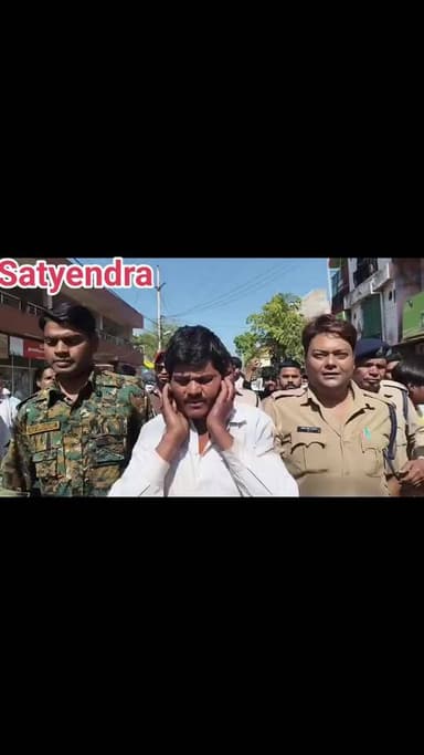 Shivpuri- शिवपुरी छह वर्षीय बच्चियों से बदसलूकी के आरोपी का जुलूस निकाल कर आरोपी बल्लू साहू पुत्र धनीराम साहू, उम्र 35 व...