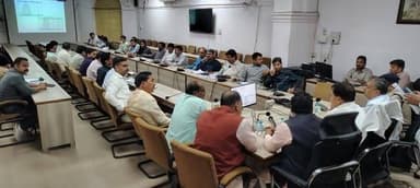 वृहद स्वास्थ्य शिविर की तैयारियों को लेकर प्रभारी मंत्री की अध्यक्षता में बैठक आयोजित
शिवपुरी- प्रदेश के ऊर्जा मंत्री ए...