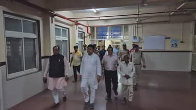 प्रभारी मंत्री प्रद्युम्न सिंह तोमर ने जिला चिकित्सालय शिवपुरी का किया निरीक्षण
शिवपुरी- प्रदेश के ऊर्जा मंत्री एवं शिव...