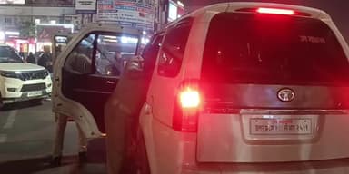 सिविल लाइंस में पुलिस ने चलाया सघन चेकिंग अभियान, ब्लैक फिल्म लगी गाड़ियों से उतारी गई फिल्म